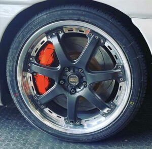 Polished lip and hoop of wheel on car 600x587