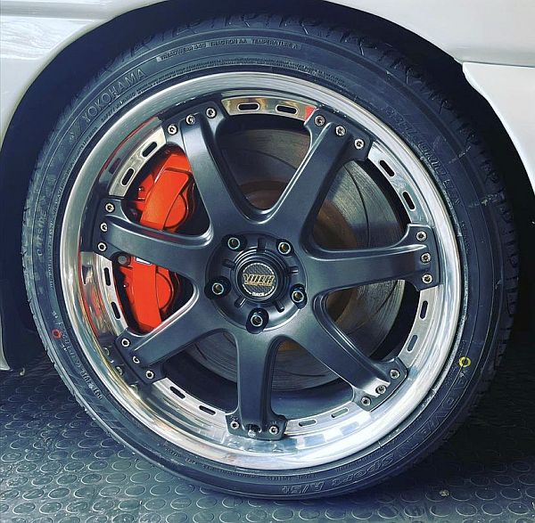 Polished lip and hoop of wheel on car 600x587